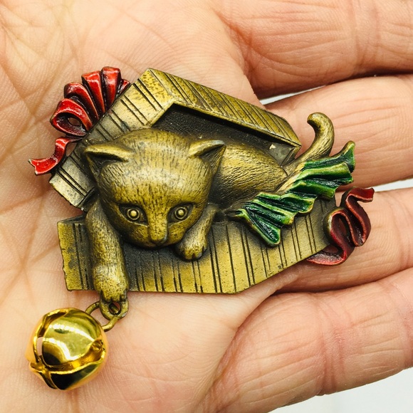 JJ Signed Kitty Cat In Gift Present Box Articulated Bell Pin Christmas Brooch - Picture 5 of 6